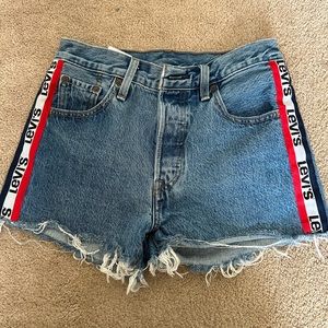 Adorable rare red white and blue Levi’s jean shorts 501 size 0